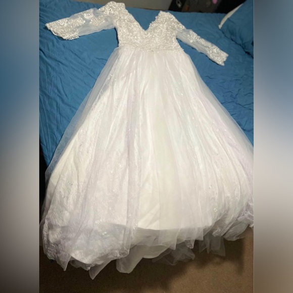 White wedding dress size 18. As is from boutique/no alterations done. - Picture 4 of 7